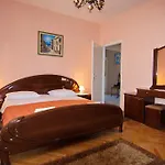 Apartment And Rooms Toka
